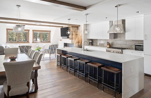 Stateline Condo | Stunning 3390 sqft, 5 bed, 5 bath Residence in Private Lakefront Community