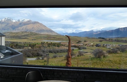 Jacks Point Ski Chalet | stunning 360o Views- brand new home