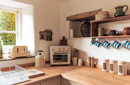 Chipping Norton Cottage | Stunning 4-Bed Thatched Cottage in Oxfordshire