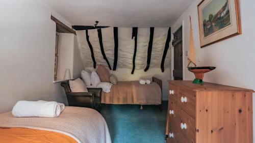 Chipping Norton Apartment | Stunning 4-Bed Thatched Cottage in Oxfordshire!