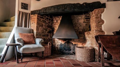 Chipping Norton Apartment | Stunning 4-Bed Thatched Cottage in Oxfordshire!