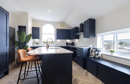 Cheltenham Apartment | Stunning 4 Bed Top Floor Apartment Close to Town