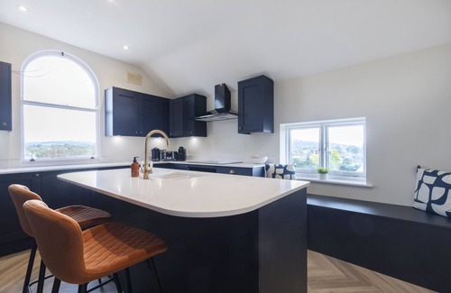 Cheltenham Apartment | Stunning 4 Bed Top Floor Apartment Close to Town