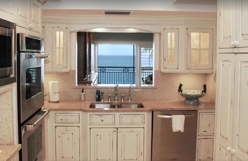 Seven Mile Beach Condo | Stunning 4 Bedroom Condo located directly on 7 MILE BEACH. Location! Location!