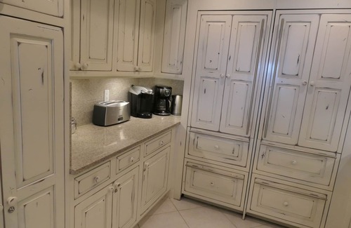 Seven Mile Beach Condo | Stunning 4 Bedroom Condo located directly on 7 MILE BEACH. Location! Location!