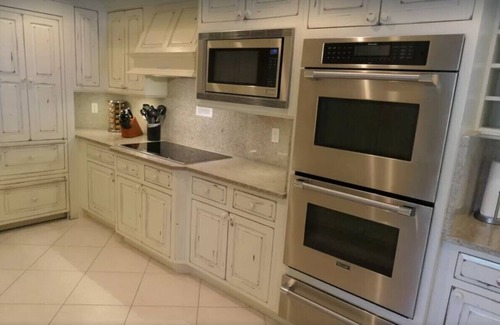 Seven Mile Beach Condo | Stunning 4 Bedroom Condo located directly on 7 MILE BEACH. Location! Location!