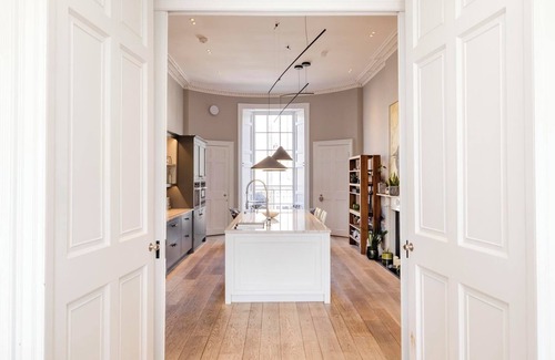 West End House | Stunning 4 bedroom Townhouse in central Edinburgh with garden & private parking