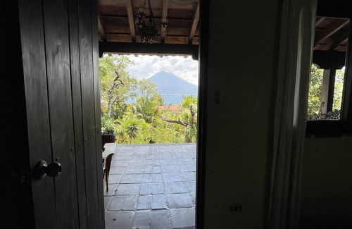 Santa Cruz La Laguna House | Stunning 4 Bedroom Large House, Steps from Lake Front with Starlink WiFi