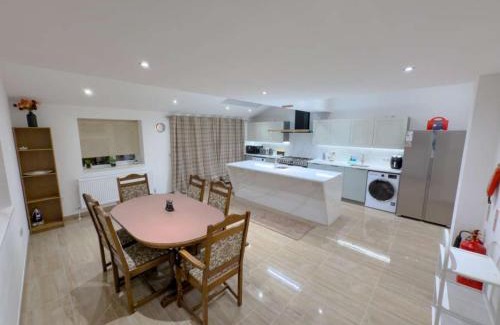 Fairlop Apartment | Stunning 5 Bedroom House with Spacious Rooms and Amenities