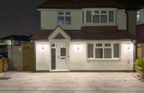 Fairlop Apartment | Stunning 5 Bedroom House with Spacious Rooms and Amenities