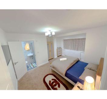 Fairlop Apartment | Stunning 5 Bedroom House with Spacious Rooms and Amenities