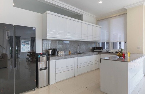 Bukit Villa | Stunning, 5-Bedroom Villa with GWK View in Ungasan