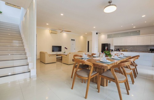 Bukit Villa | Stunning, 5-Bedroom Villa with GWK View in Ungasan
