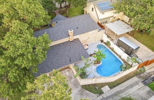 Dallas House | Stunning 5BR 2BA Holiday Home with Private Pool and Cinema
