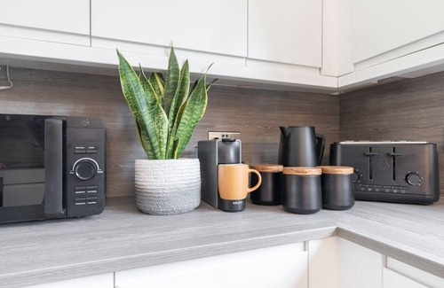 Cheltenham House | Stunning 6-Bed Home in Cheltenham with Hot Tub