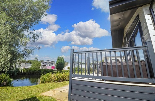 Hunstanton House | Stunning 6 berth lodge with decking at Manor Park in Hunstanton ref 23064K