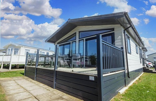 Hunstanton House | Stunning 6 berth lodge with decking at Manor Park in Hunstanton ref 23064K