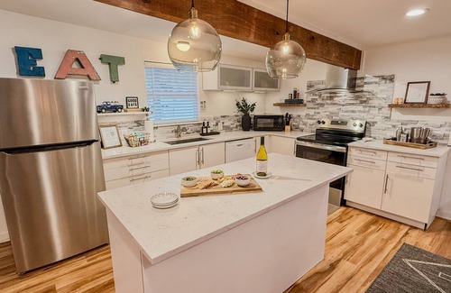 Pottsboro Cabin | Stunning A-Frame: Walk to Lake, LIVE TV, hot tub