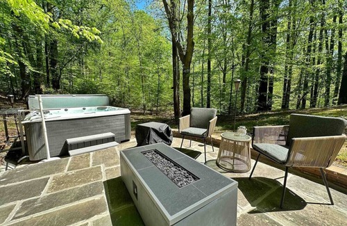 Scaggsville House | Stunning Airstream trailer w/ hot tub!