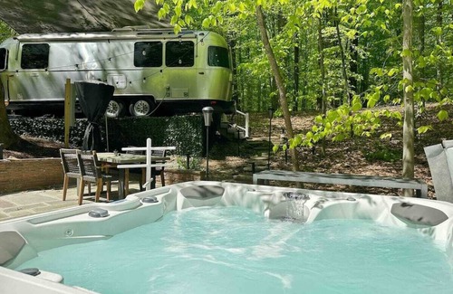 Scaggsville House | Stunning Airstream trailer w/ hot tub!
