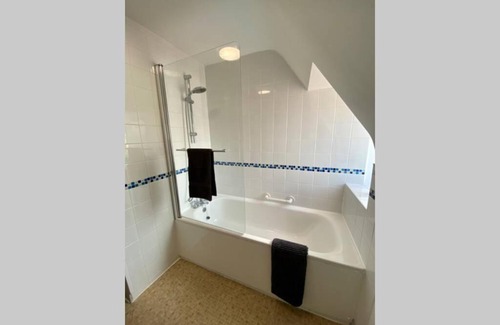 Westbourne Apartment | Stunning Apartment - 5 Minute Walk to the Best Beach! - Great Location - Parking - Fast WiFi - Smart TV - Newly decorated - Close to Bournemouth & Poole Town Centre & Sandbanks