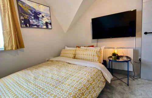 Westbourne Apartment | Stunning Apartment - 5 Minute Walk to the Best Beach! - Great Location - Parking - Fast WiFi - Smart TV - Newly decorated - Close to Bournemouth & Poole Town Centre & Sandbanks