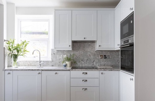 Salcombe Apartment | Stunning apartment Salcombe, views & swimming pool.