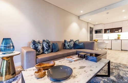 Flora Park Apartment | Stunning Apartment with City Views