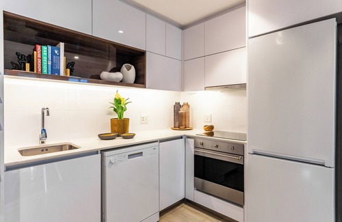 Flora Park Apartment | Stunning Apartment with City Views