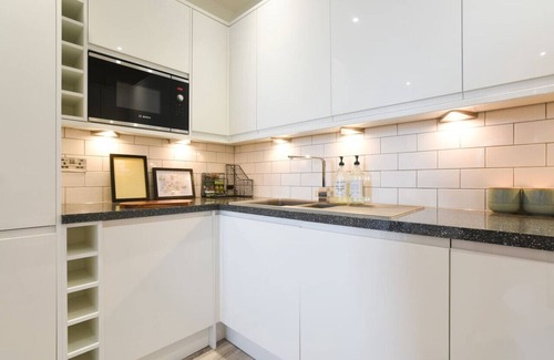 Southsea Condo | Stunning beach front luxury apt w/balcony Sleeps 6