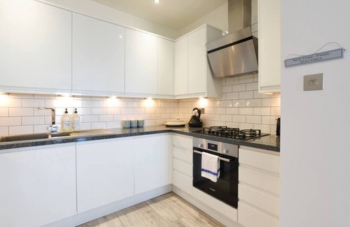 Southsea Condo | Stunning beach front luxury apt w/balcony Sleeps 6