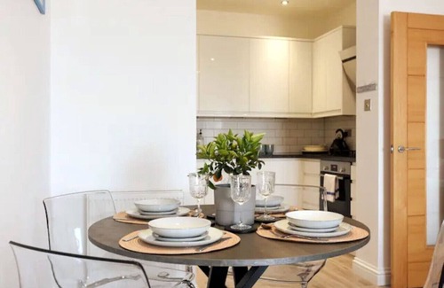 Southsea Condo | Stunning beach front luxury apt w/balcony Sleeps 6