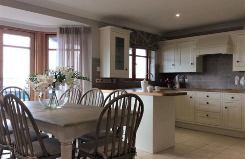 Exmouth House | Stunning Beach House with Panoramic Views