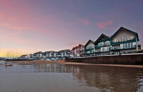 Exmouth House | Stunning Beach House with Panoramic Views