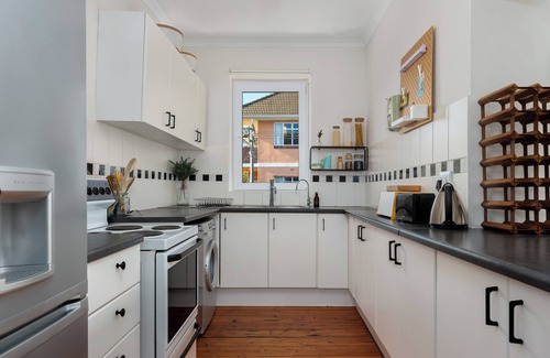 Cape Town City Centre Apartment | Stunning Bright Apartment With Mountain Views