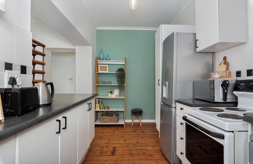 Cape Town City Centre Apartment | Stunning Bright Apartment With Mountain Views