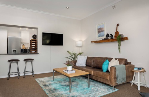 Cape Town City Centre Apartment | Stunning Bright Apartment With Mountain Views