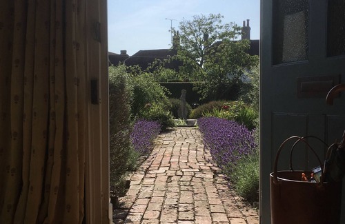 Rolvenden House | Stunning C15th Hall House, private heated pool set in large gardens, sleeps 10