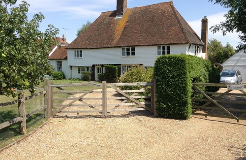 Rolvenden House | Stunning C15th Hall House, private heated pool set in large gardens, sleeps 10