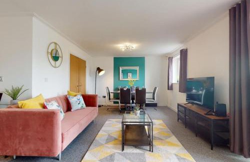 Century Wharf Apartment | Stunning Cardiff City Apartment! Sleeps 8, Overlooking River