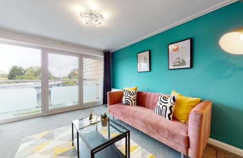 Century Wharf Apartment | Stunning Cardiff City Apartment! Sleeps 8, Overlooking River