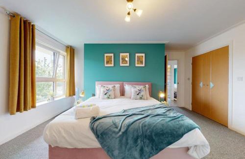 Century Wharf Apartment | Stunning Cardiff City Apartment! Sleeps 8, Overlooking River