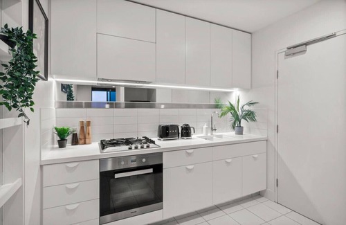 Carlton South Apartment | Stunning CBD Apartment | Amazing Views + Parking!