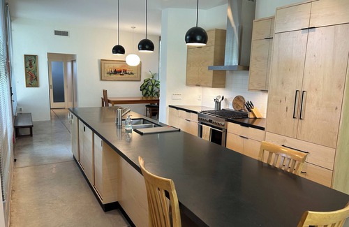 Miramonte House | Stunning Central Contemporary Close to Golf, U of A, Art-House Cinema, Gardens!