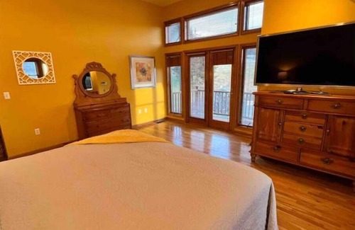 Prattsville House | Stunning Chalet on 100 Acres