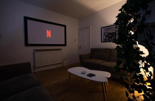 Norwich House | Stunning City Centre House With Hot Tub & Cinema Room