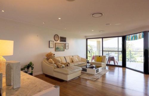 Holland Park West House | Stunning City View 5BR with Balcony near Malls Uni and CBD