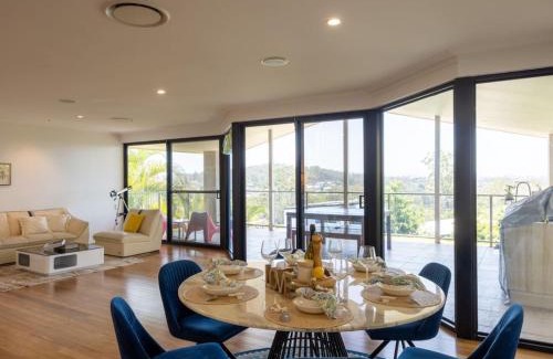 Holland Park West House | Stunning City View 5BR with Balcony near Malls Uni and CBD