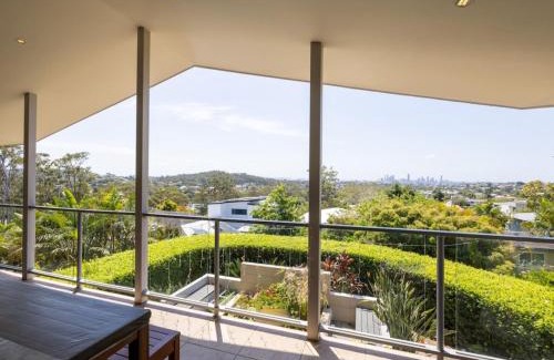 Holland Park West House | Stunning City View 5BR with Balcony near Malls Uni and CBD