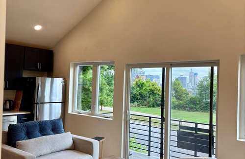 Riverview Apartment | Stunning city view modern apartment